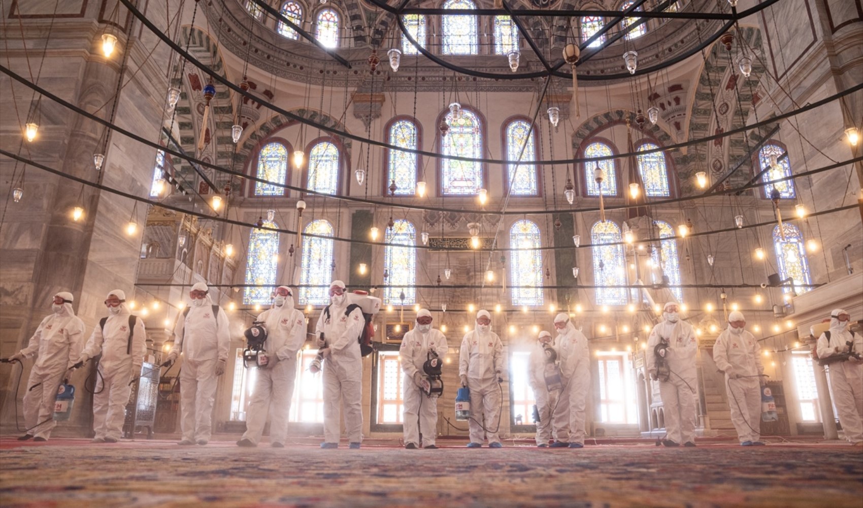 Fatih Camisi bayrama hazırlanıyor! Gül suyu ile temizlendi