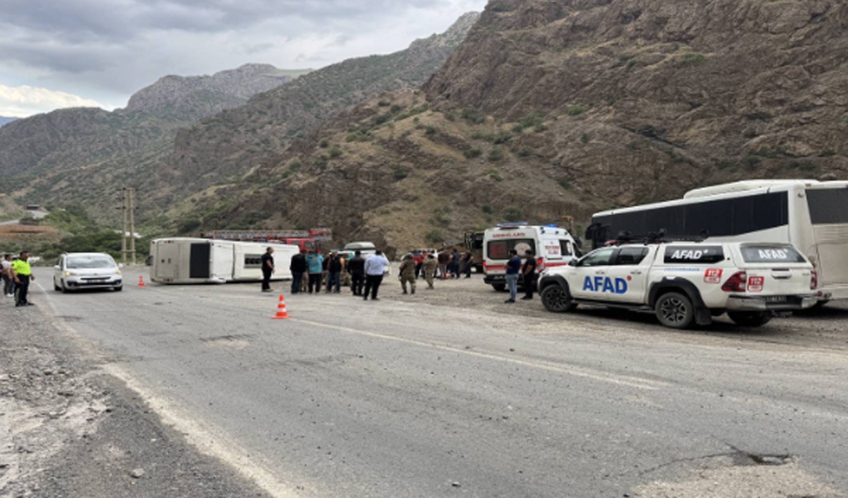 Midibüsün devrilmesi sonucu 12 asker yaralandı