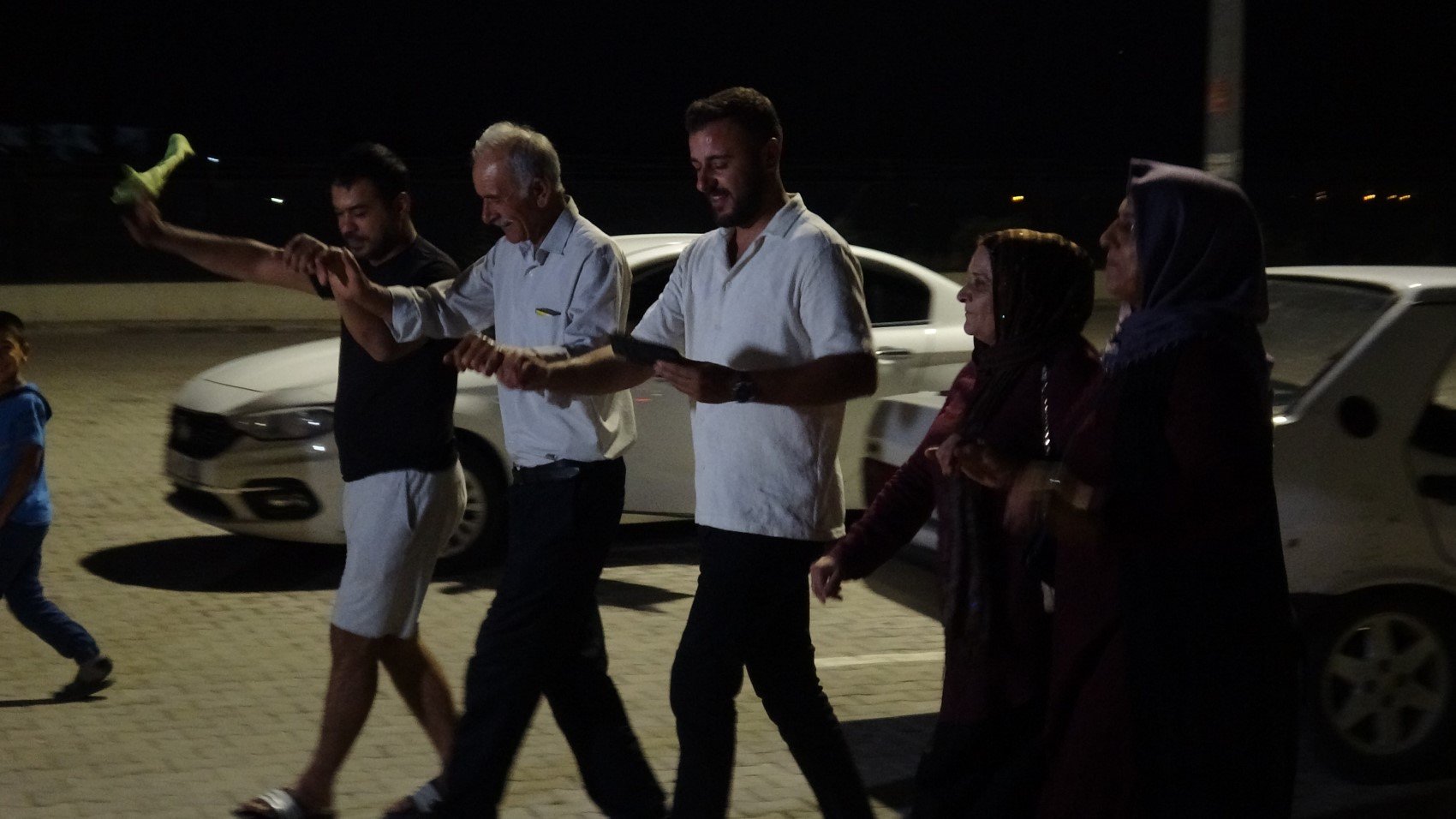20 bin mahkum tahliye ediliyor! Cezaevi önünde tahliye sevinci