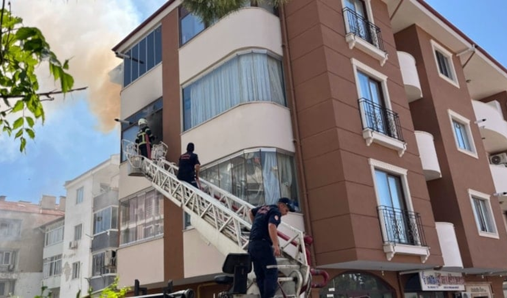 3 katlı binada korkutan yangın: Mahsur kalan kadın kurtarıldı