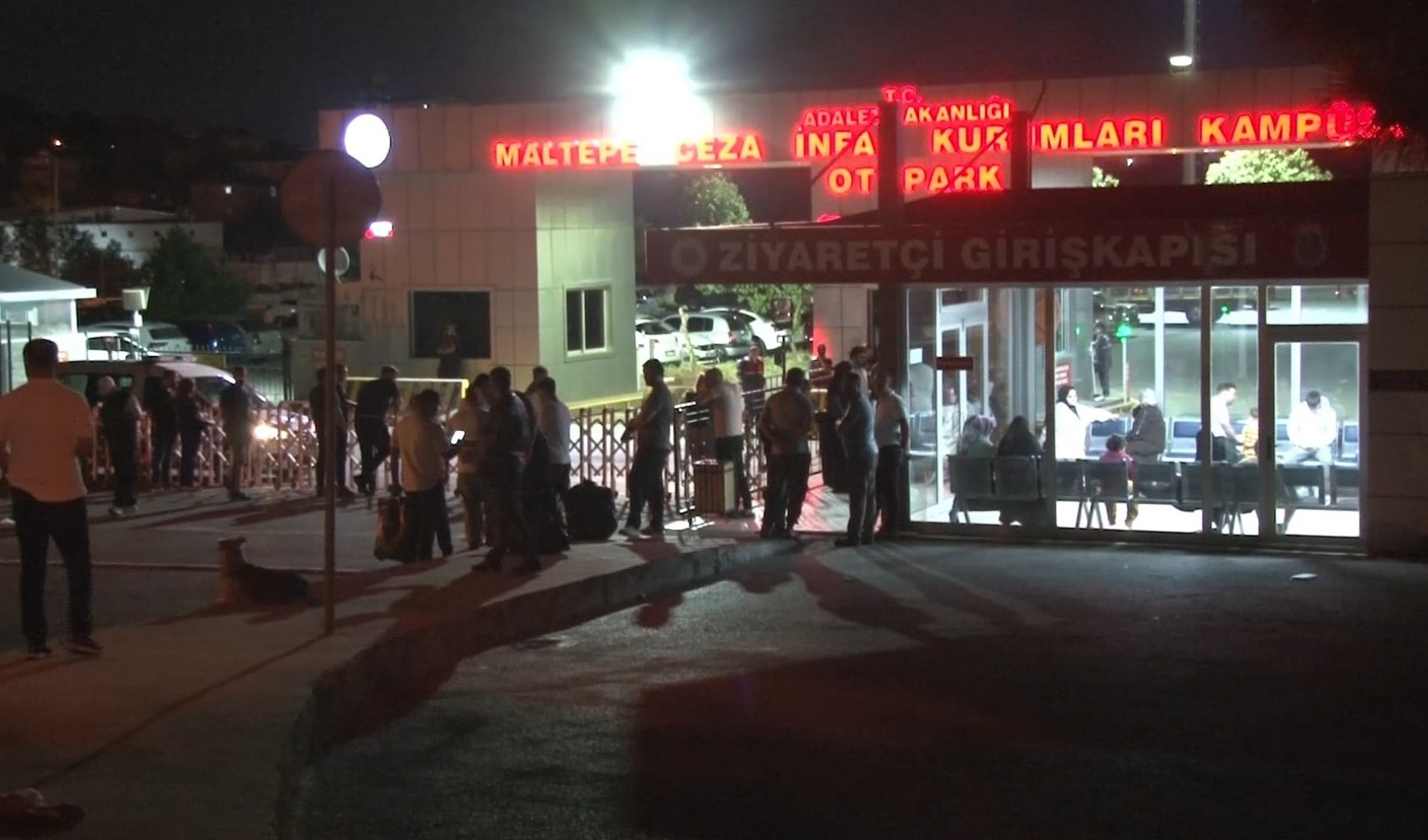 20 bin mahkum tahliye ediliyor! Cezaevi önünde tahliye sevinci 20 bin mahkum tahliye ediliyor! Cezaevi önünde tahliye sevinci