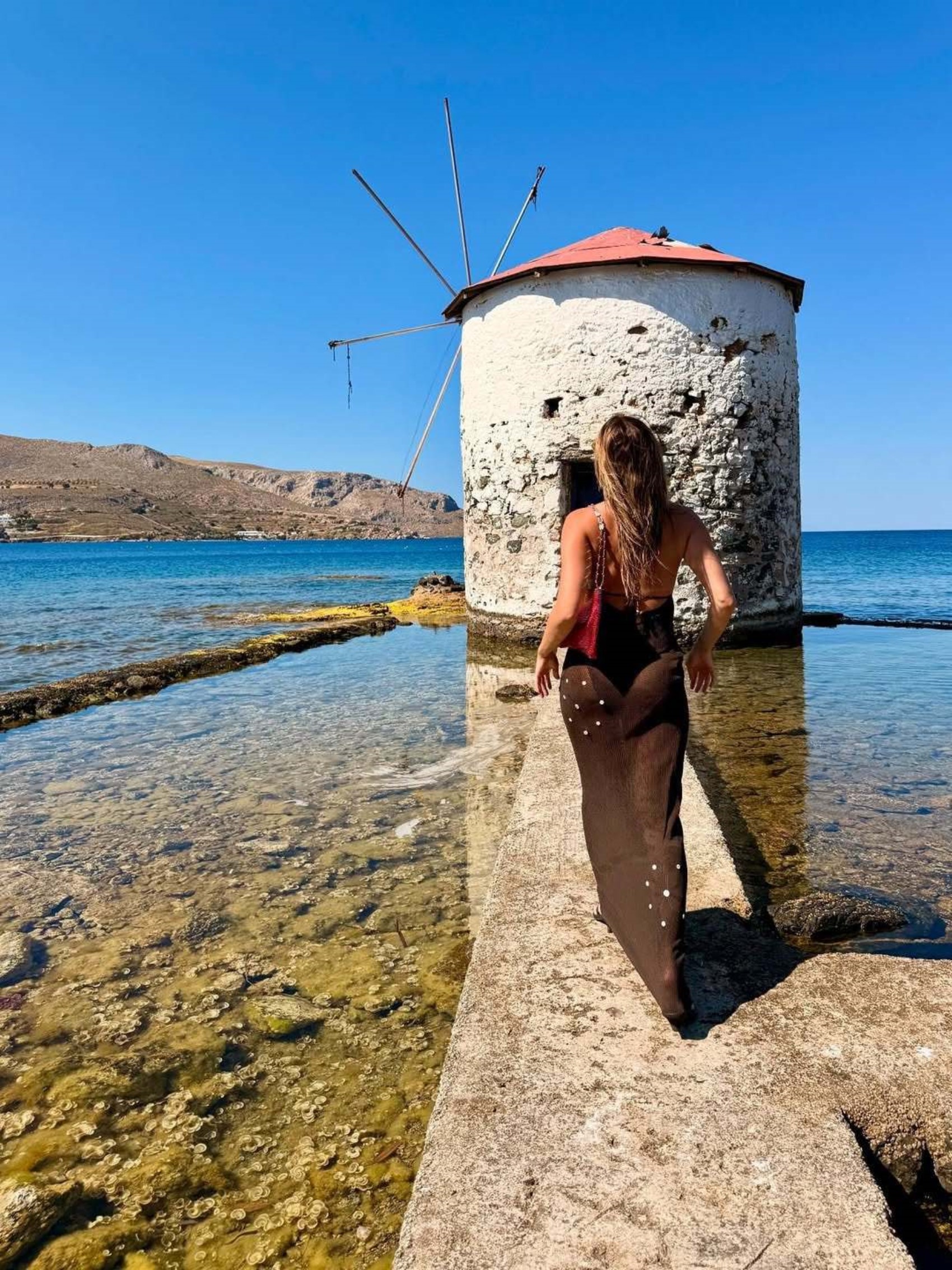 Yalı Çapkını’ndan Patmos’a: Afra Saraçoğlu'ndan tatil pozları