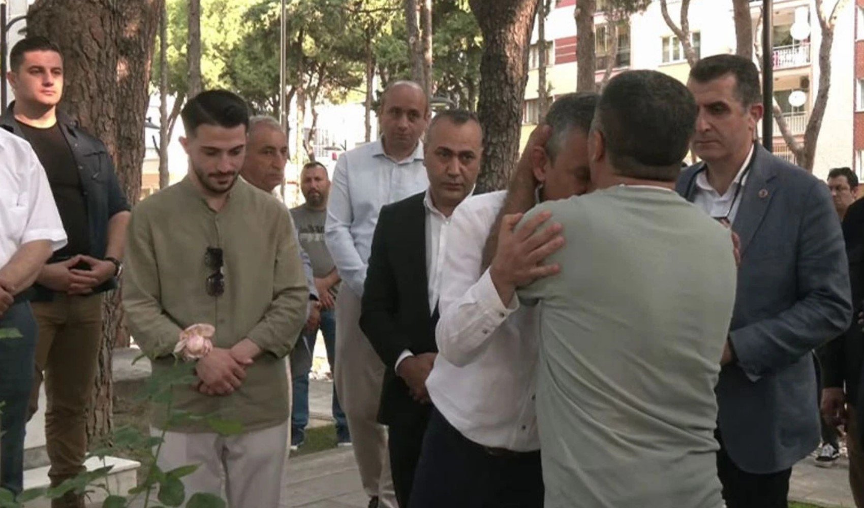 2 yıl önce protesto edilmişti: Şehit babası, Özgür Özel'i alnından öptü