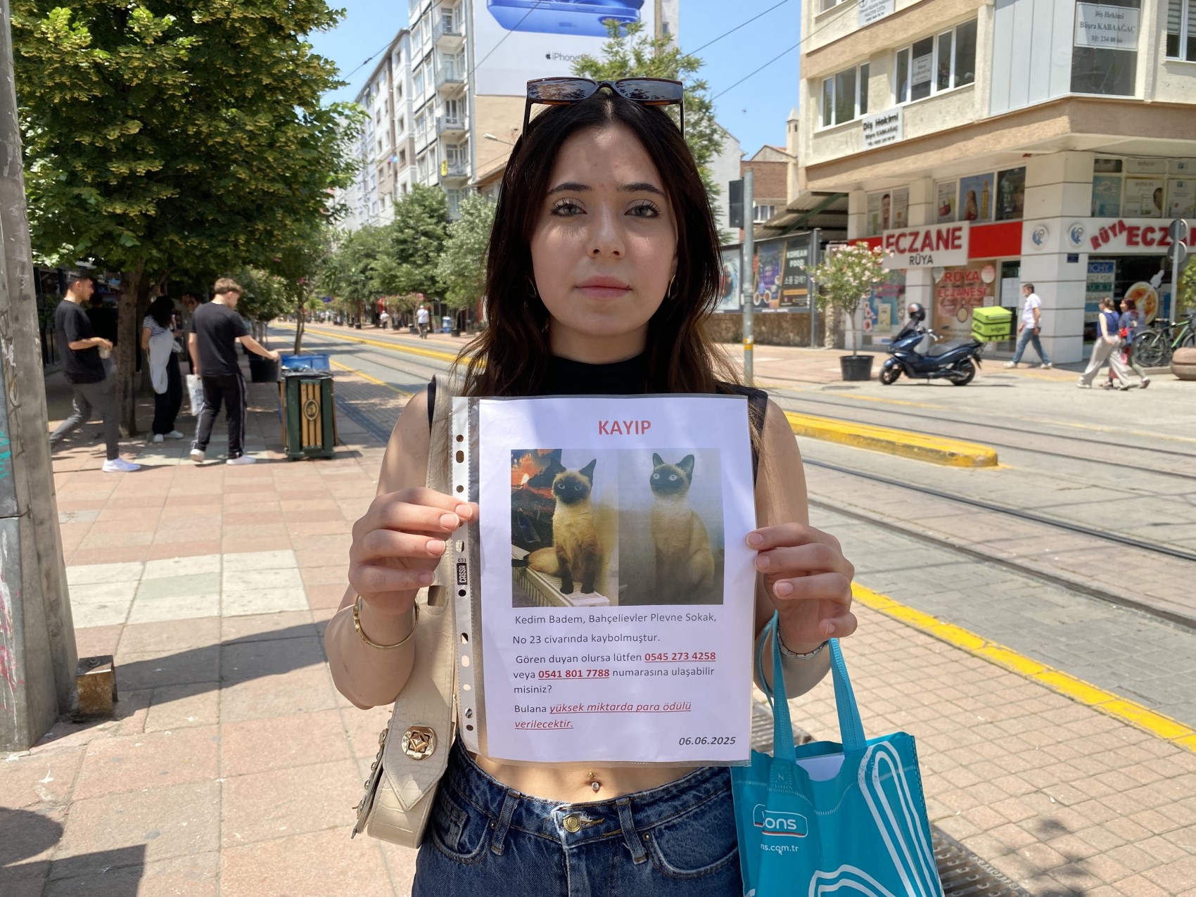 Herkes bayramlaşırken o kedisini arıyor