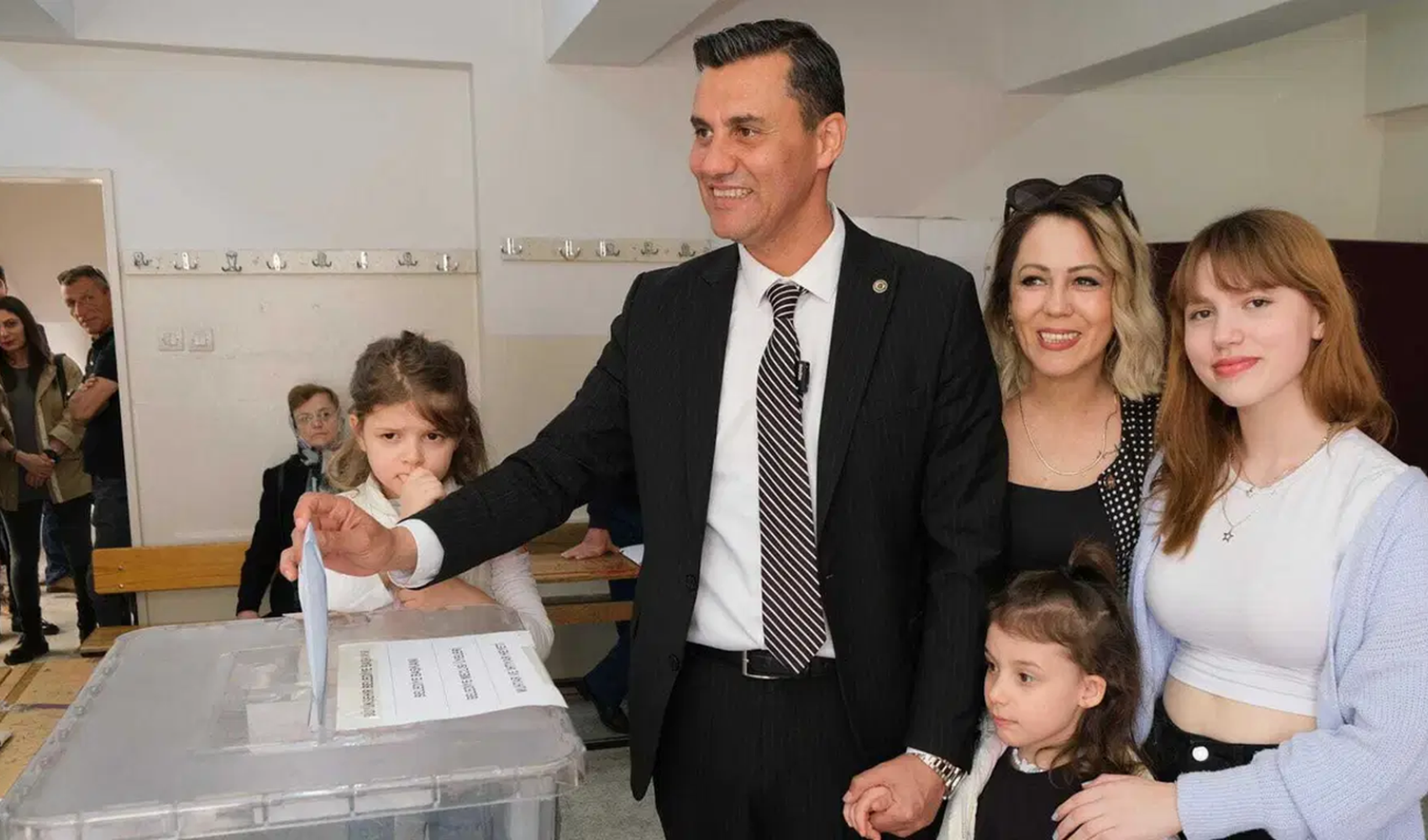 Manisa belediye başkanı Ferdi Zeyrek'in kızı, babasının elektrik kazası için 'ihmali aşan durum' açıklaması yaptı