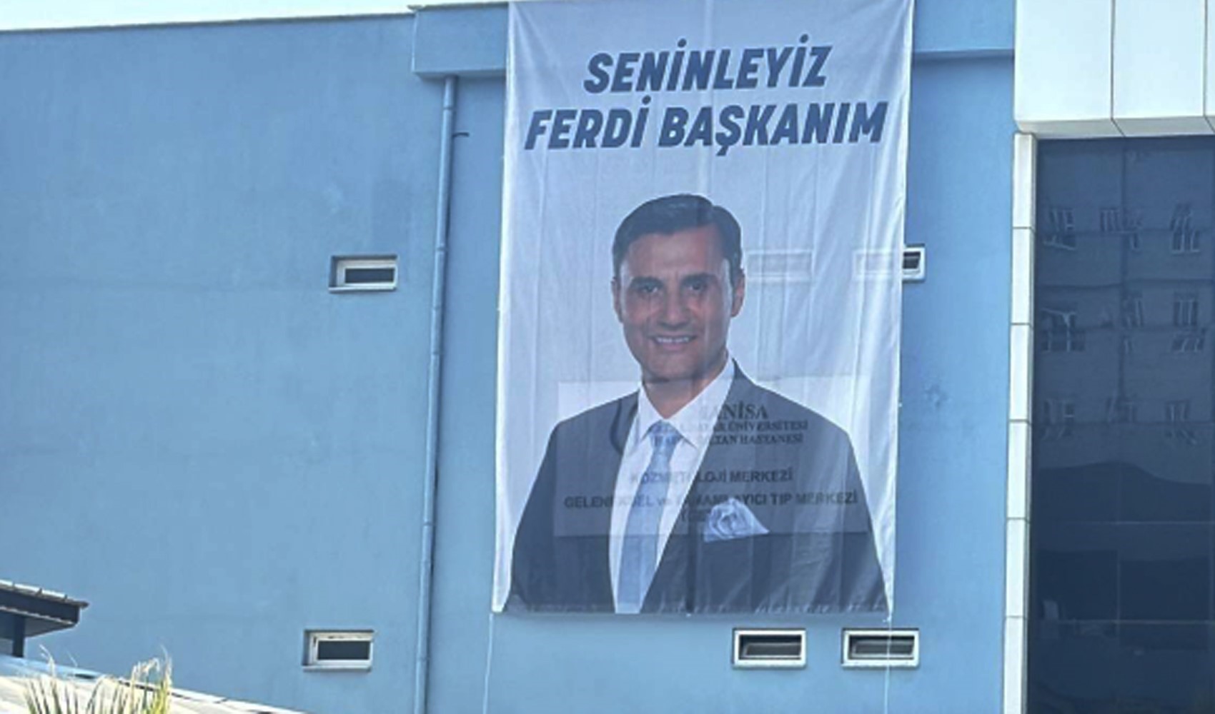 Hastane duvarına 'Seninleyiz Ferdi Başkanım' pankartı asıldı