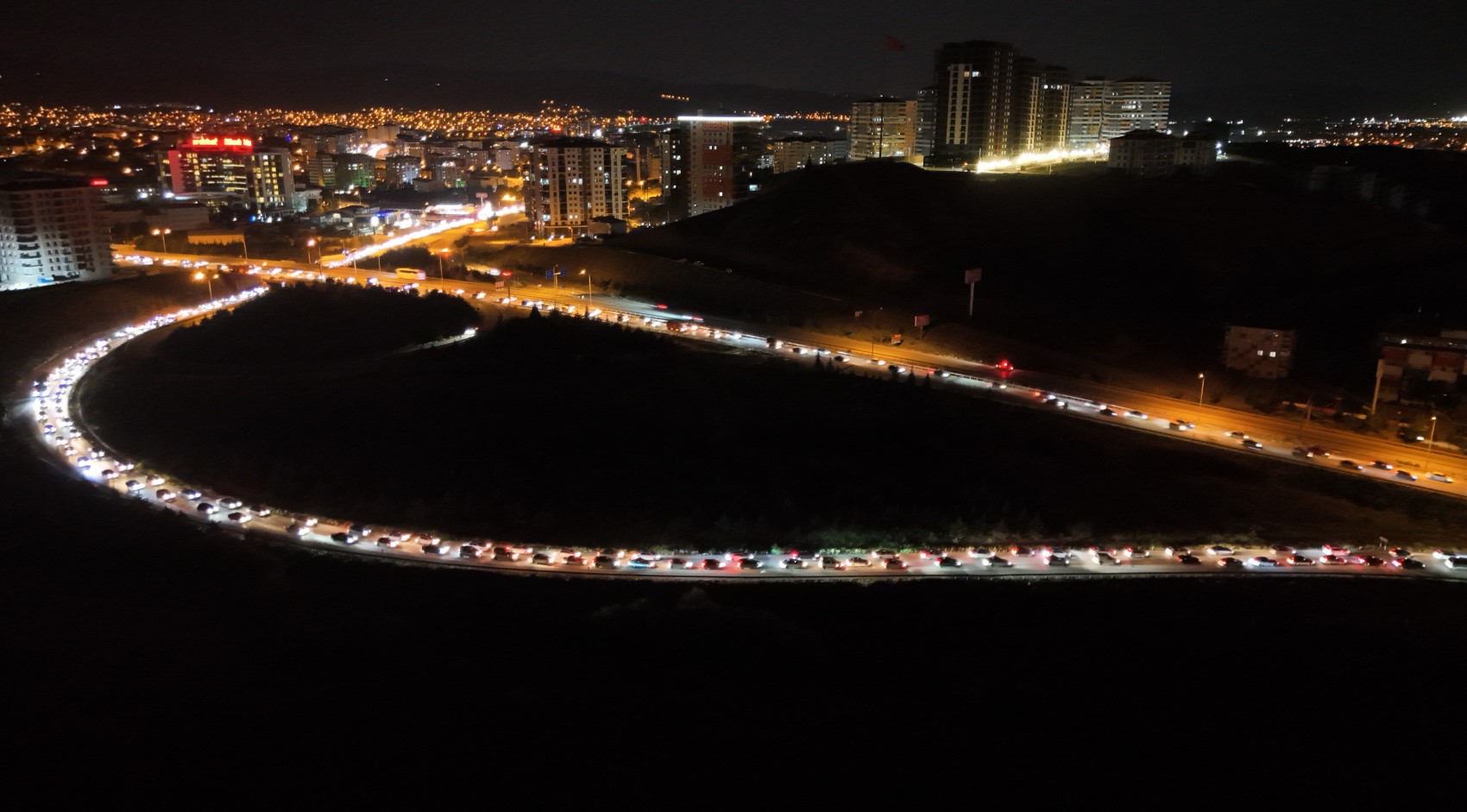 Bayram dönüşü kilit kavşakta trafik yoğunluğu