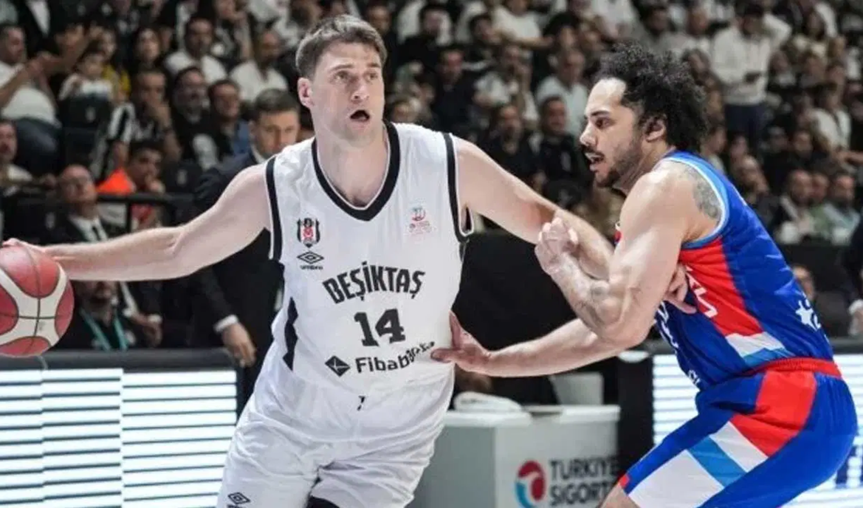 Beşiktaş, Anadolu Efes'i farklı mağlup etti
