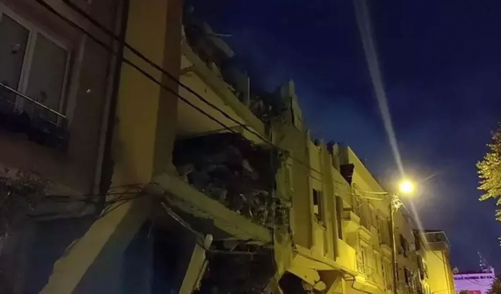 Avcılar'da 6 katlı bina çöktü: Çevredeki binalar tahliye edildi!