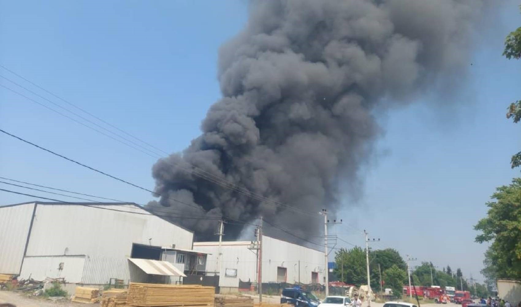 Kocaeli'de fabrika yangını! Alevlere müdahale ediliyor Kocaeli'de fabrika yangını! Alevlere müdahale ediliyor