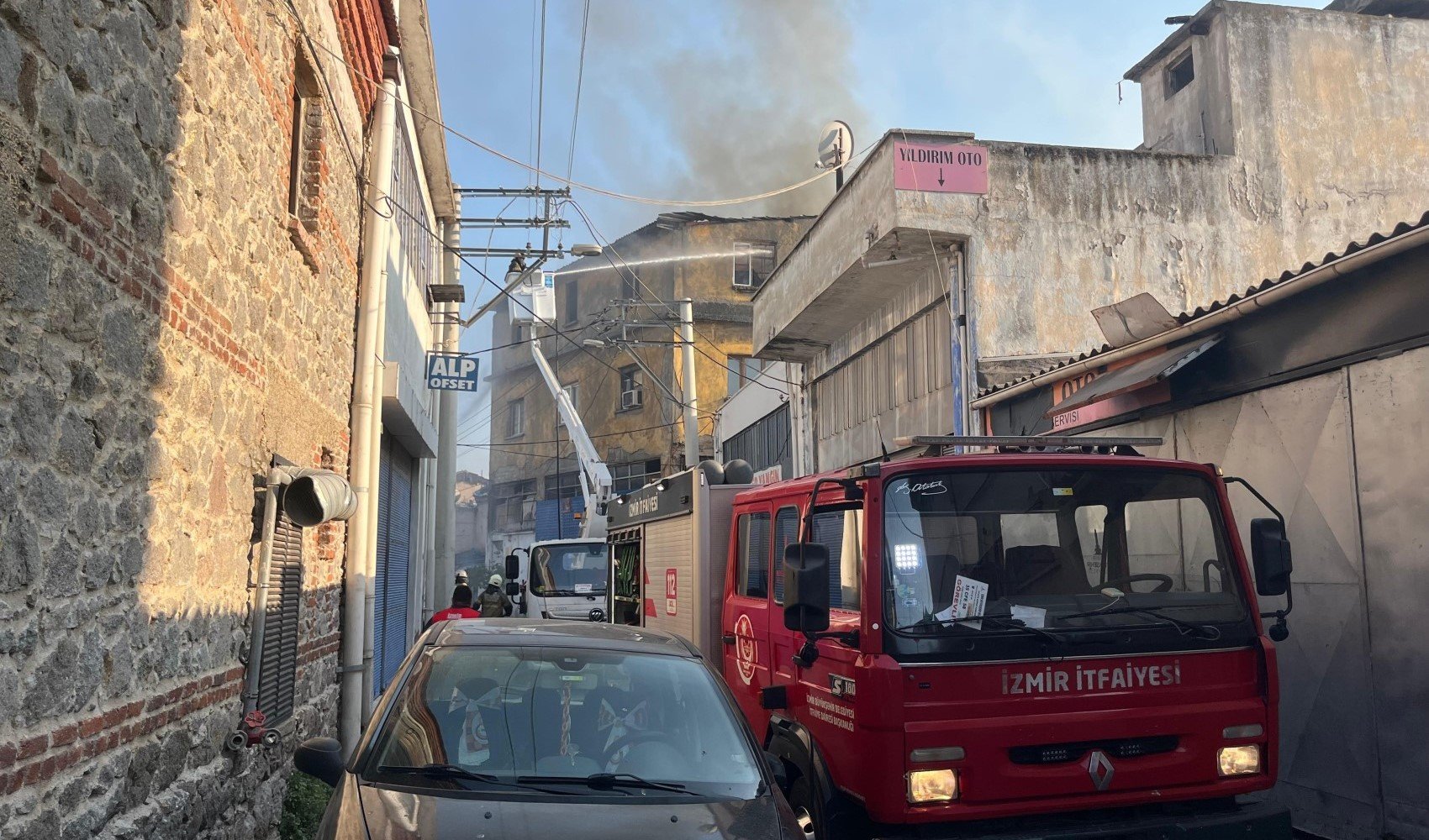 İzmir Konak'ta yangın faciası: 4 bina ve 2 TIR küle döndü