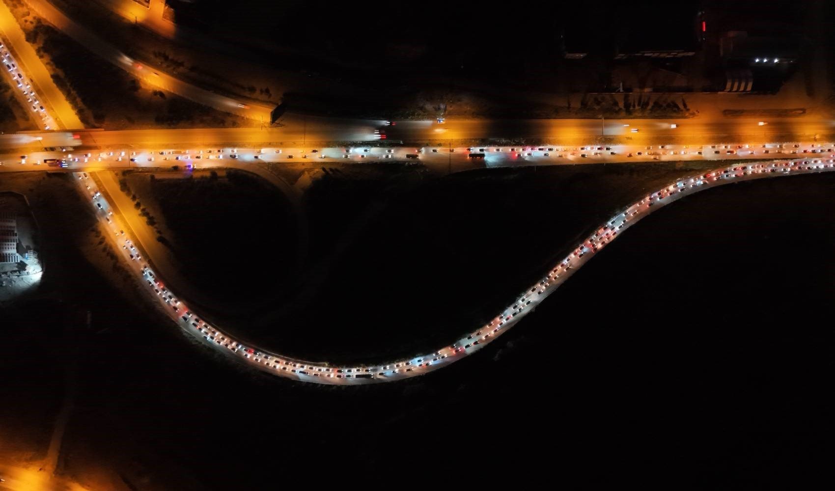 Bayram dönüşü kilit kavşakta trafik yoğunluğu