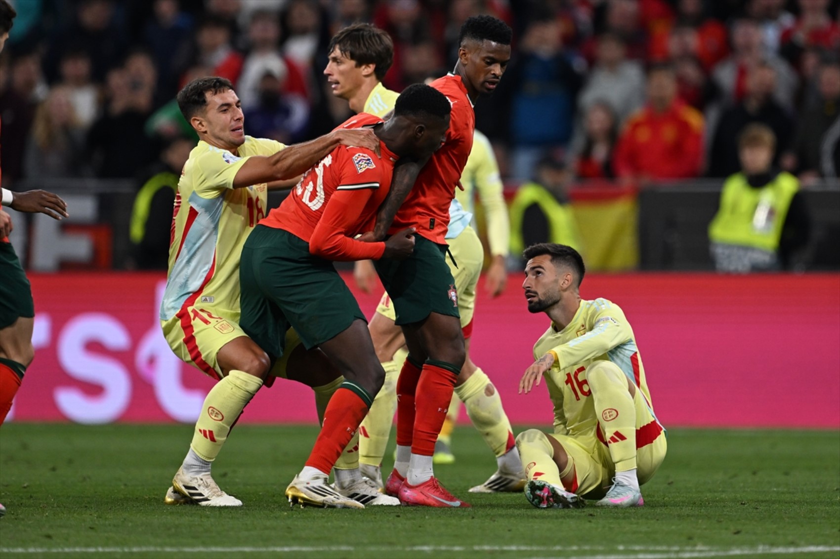 UEFA Uluslar Ligi'nde İspanya - Portekiz finali nefes kesti! Cimbomlu Morata penaltı kaçırdı, Ronaldo 40 yaşında kupa kaldırdı