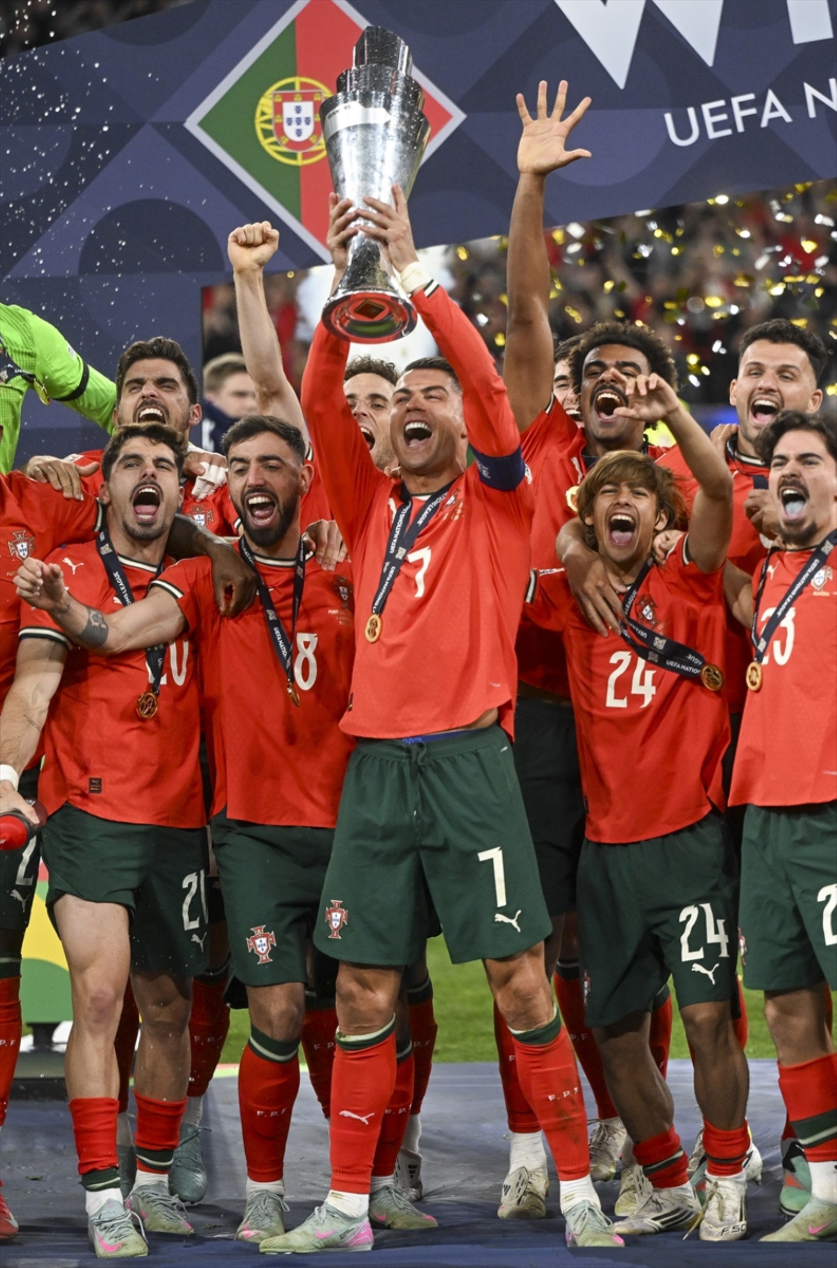 UEFA Uluslar Ligi'nde İspanya - Portekiz finali nefes kesti! Cimbomlu Morata penaltı kaçırdı, Ronaldo 40 yaşında kupa kaldırdı