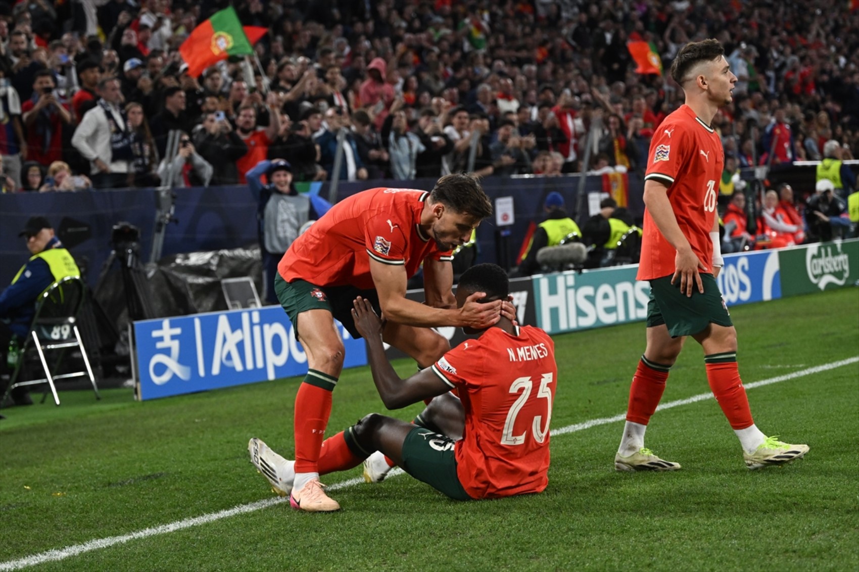 UEFA Uluslar Ligi'nde İspanya - Portekiz finali nefes kesti! Cimbomlu Morata penaltı kaçırdı, Ronaldo 40 yaşında kupa kaldırdı