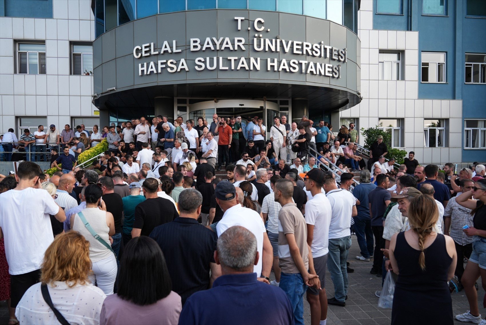 Hastane önünde hüzünlü bekleyiş: Ferdi Zeyrek’in sevenleri yas tutuyor
