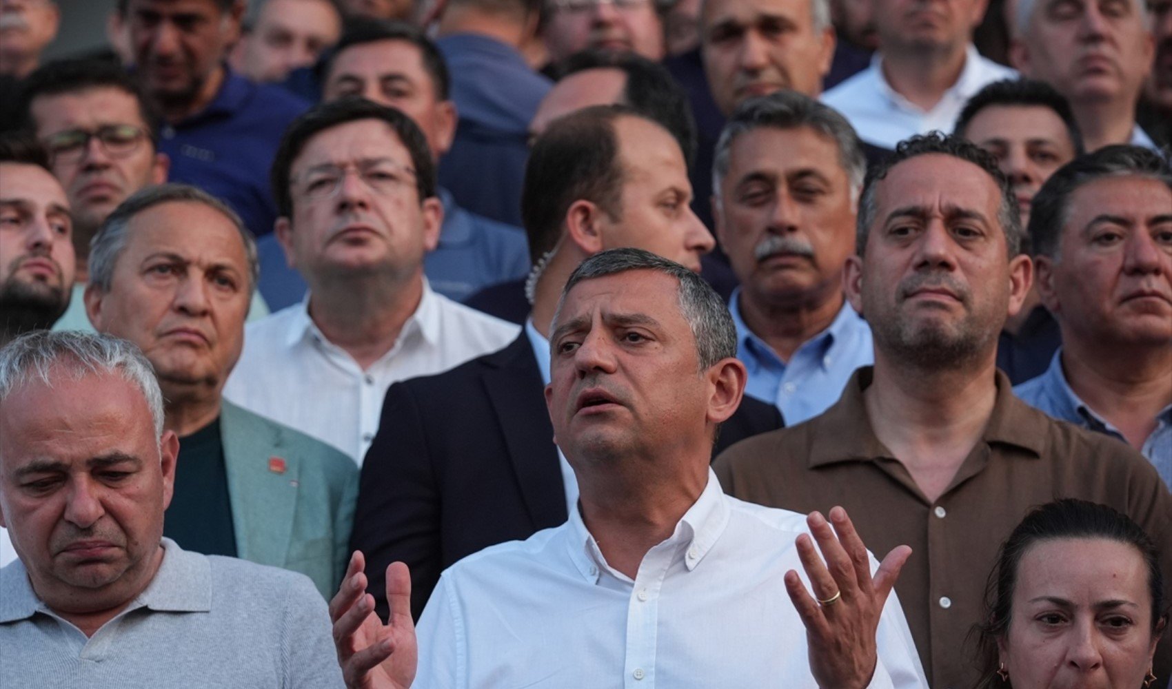 Özgür Özel hastane önünde gözyaşları içinde açıkladı! 'Annesine henüz söyleyemedik'