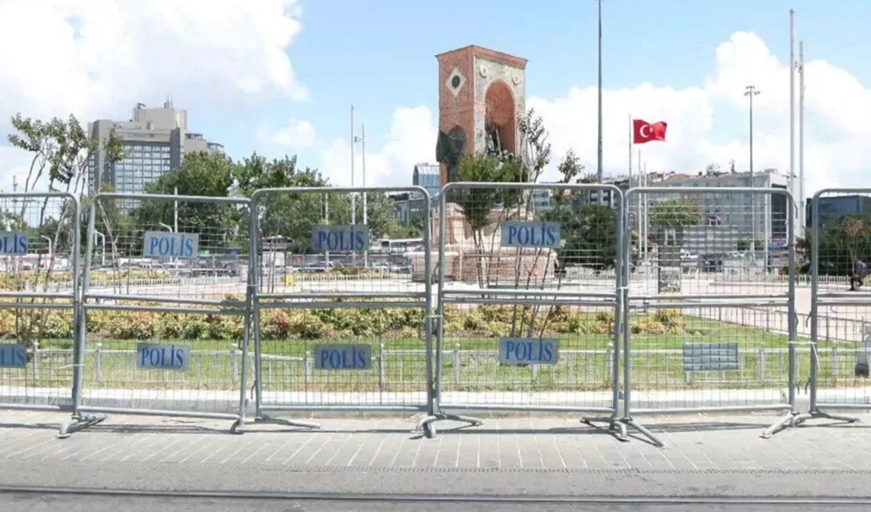Beyoğlu’nda olağanüstü güvenlik önlemi