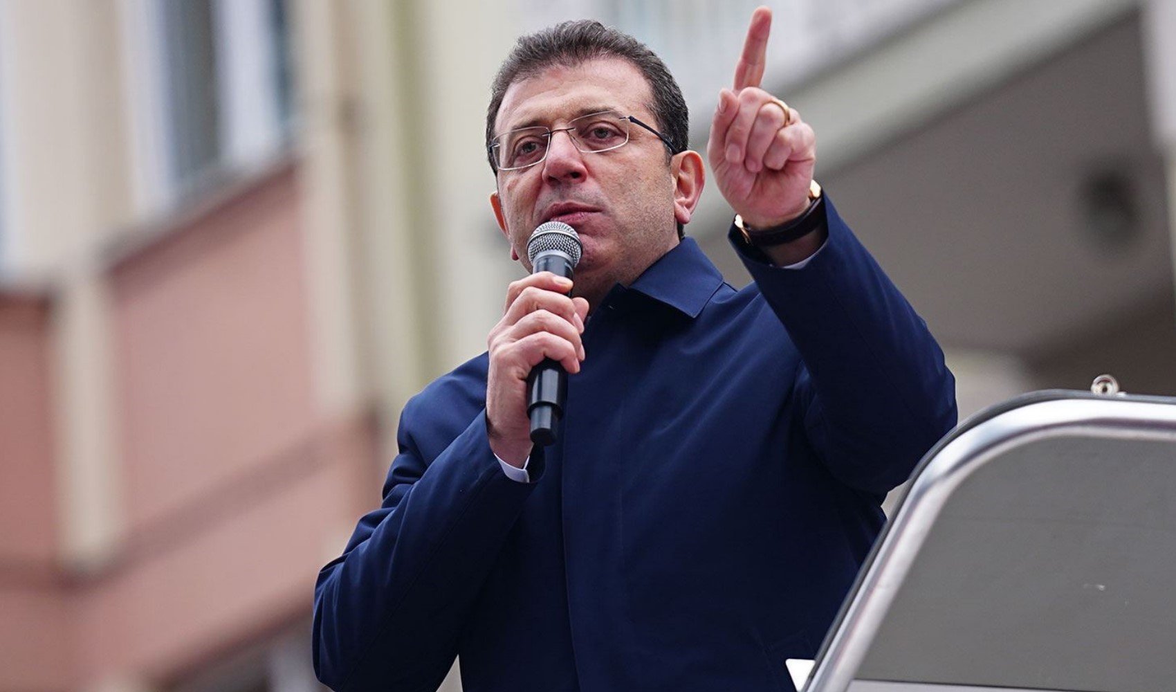 Saraçhane gölgesinde şafak operasyonu... İmamoğlu’ndan mesaj var: 'Bu millet her şeyin farkında'