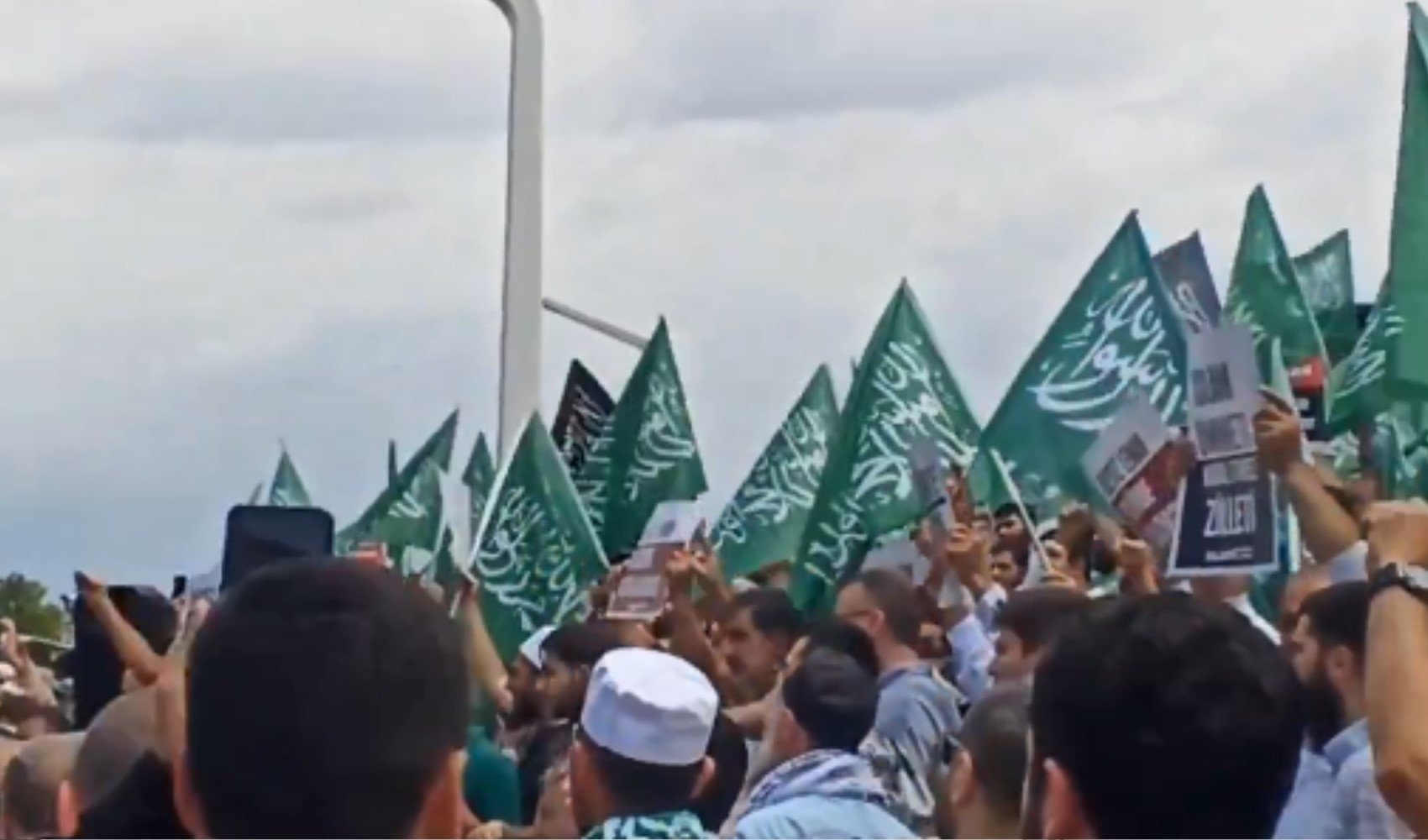 Bu nasıl yasak? Taksim'de hilafet bayraklarıyla protesto yaptılar