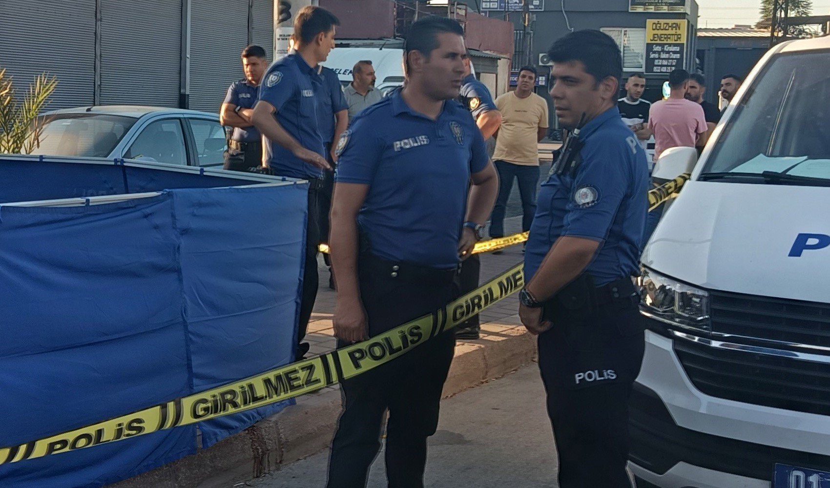 Eşinden boşanmasından sorumluğu tuttuğu kadını yaraladı ardından intihar etti