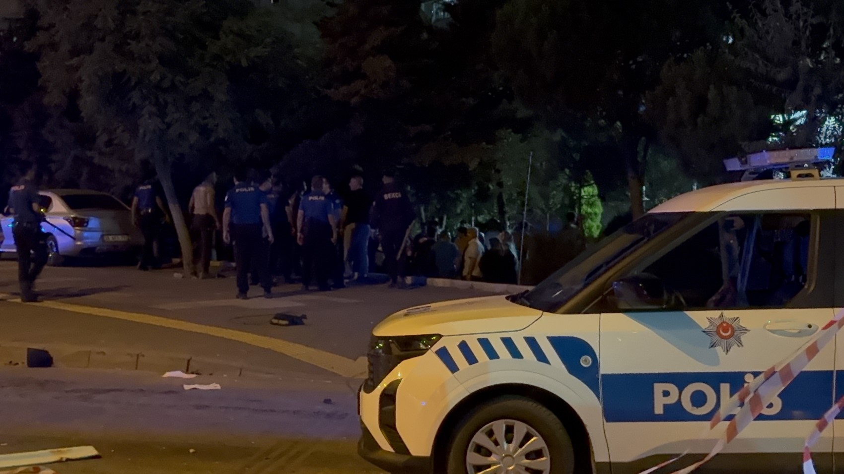 Üç otomobilin karıştığı kazada ortalık savaş alanına döndü: 6 yaralı, 12 gözaltı