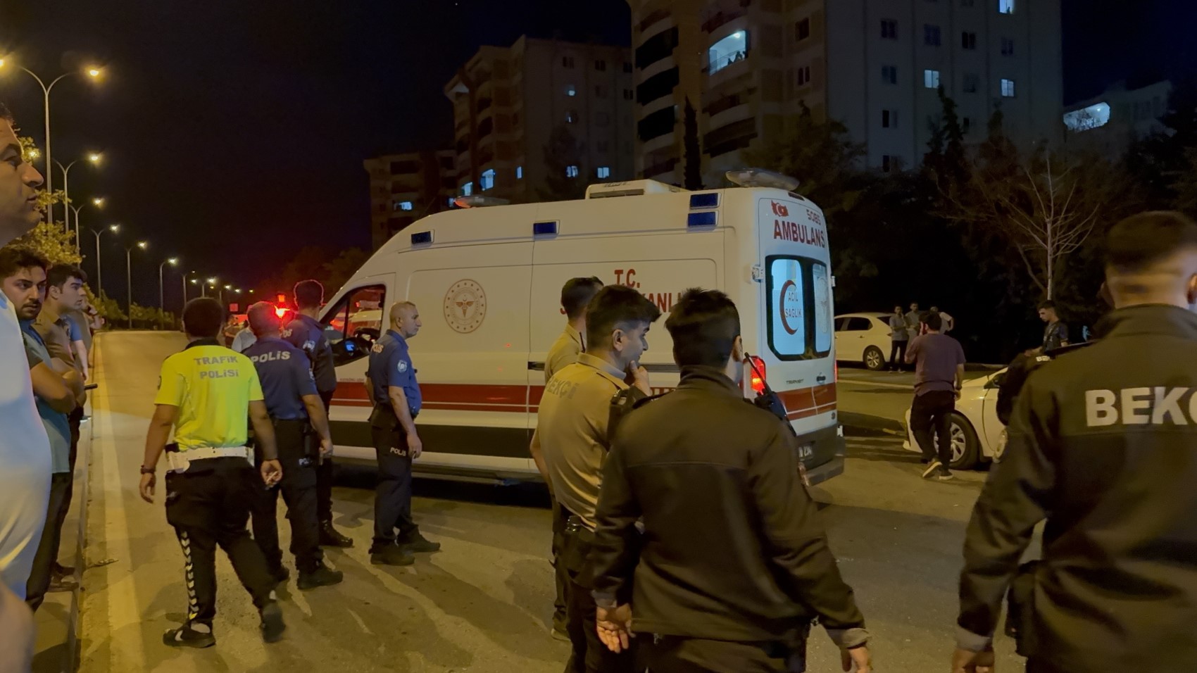 Üç otomobilin karıştığı kazada ortalık savaş alanına döndü: 6 yaralı, 12 gözaltı