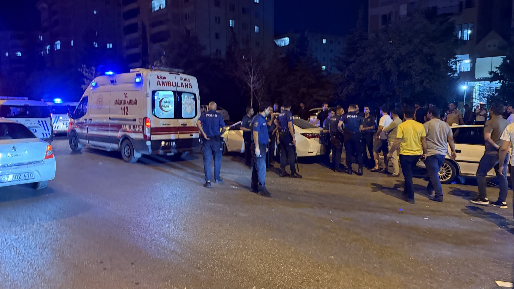 Üç otomobilin karıştığı kazada ortalık savaş alanına döndü: 6 yaralı, 12 gözaltı