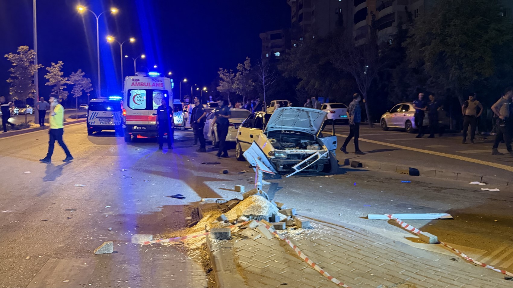 Üç otomobilin karıştığı kazada ortalık savaş alanına döndü: 6 yaralı, 12 gözaltı