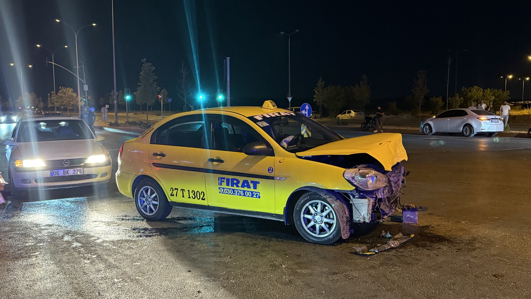 Üç otomobilin karıştığı kazada ortalık savaş alanına döndü: 6 yaralı, 12 gözaltı