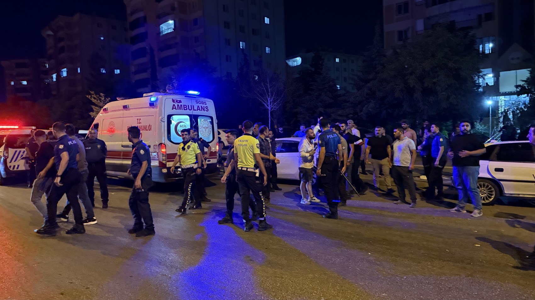 Üç otomobilin karıştığı kazada ortalık savaş alanına döndü: 6 yaralı, 12 gözaltı