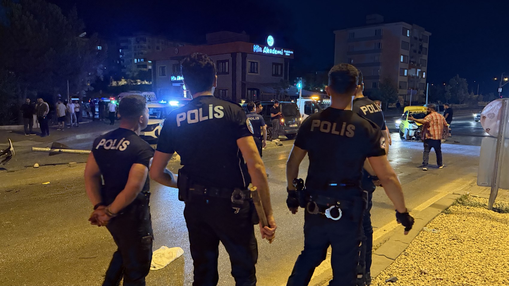 Üç otomobilin karıştığı kazada ortalık savaş alanına döndü: 6 yaralı, 12 gözaltı