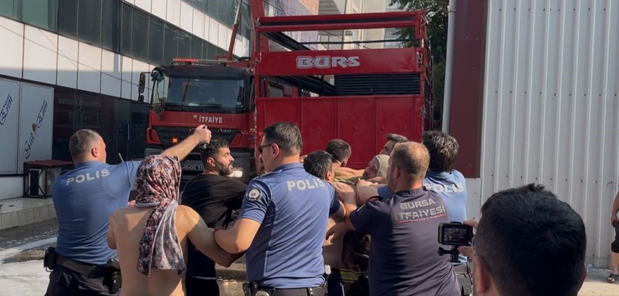 Yangına müdahale eden itfaiyeci darbedildi: Polis biber gazı kullandı