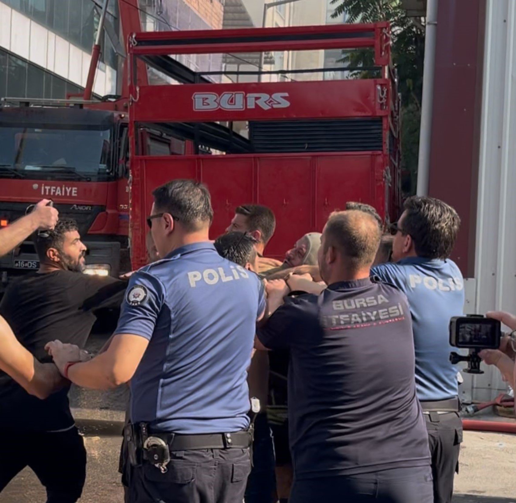 Yangına müdahale eden itfaiyeci darbedildi: Polis biber gazı kullandı