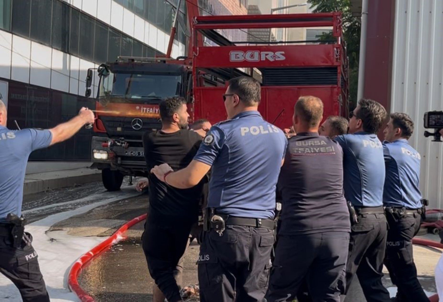 Yangına müdahale eden itfaiyeci darbedildi: Polis biber gazı kullandı