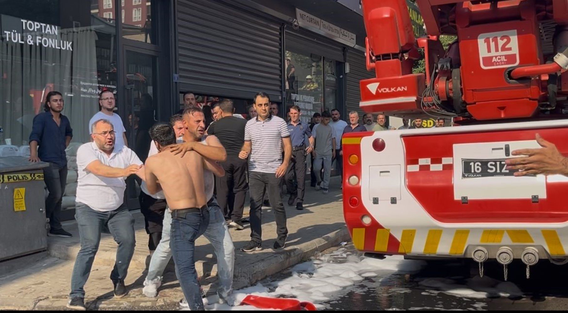 Yangına müdahale eden itfaiyeci darbedildi: Polis biber gazı kullandı