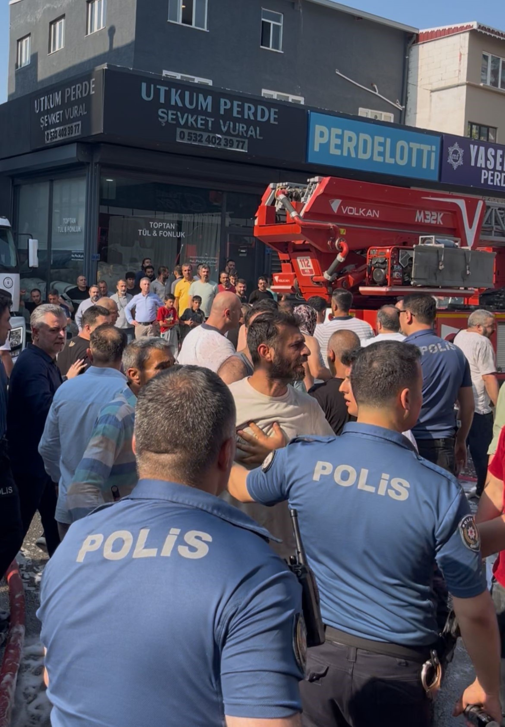 Yangına müdahale eden itfaiyeci darbedildi: Polis biber gazı kullandı