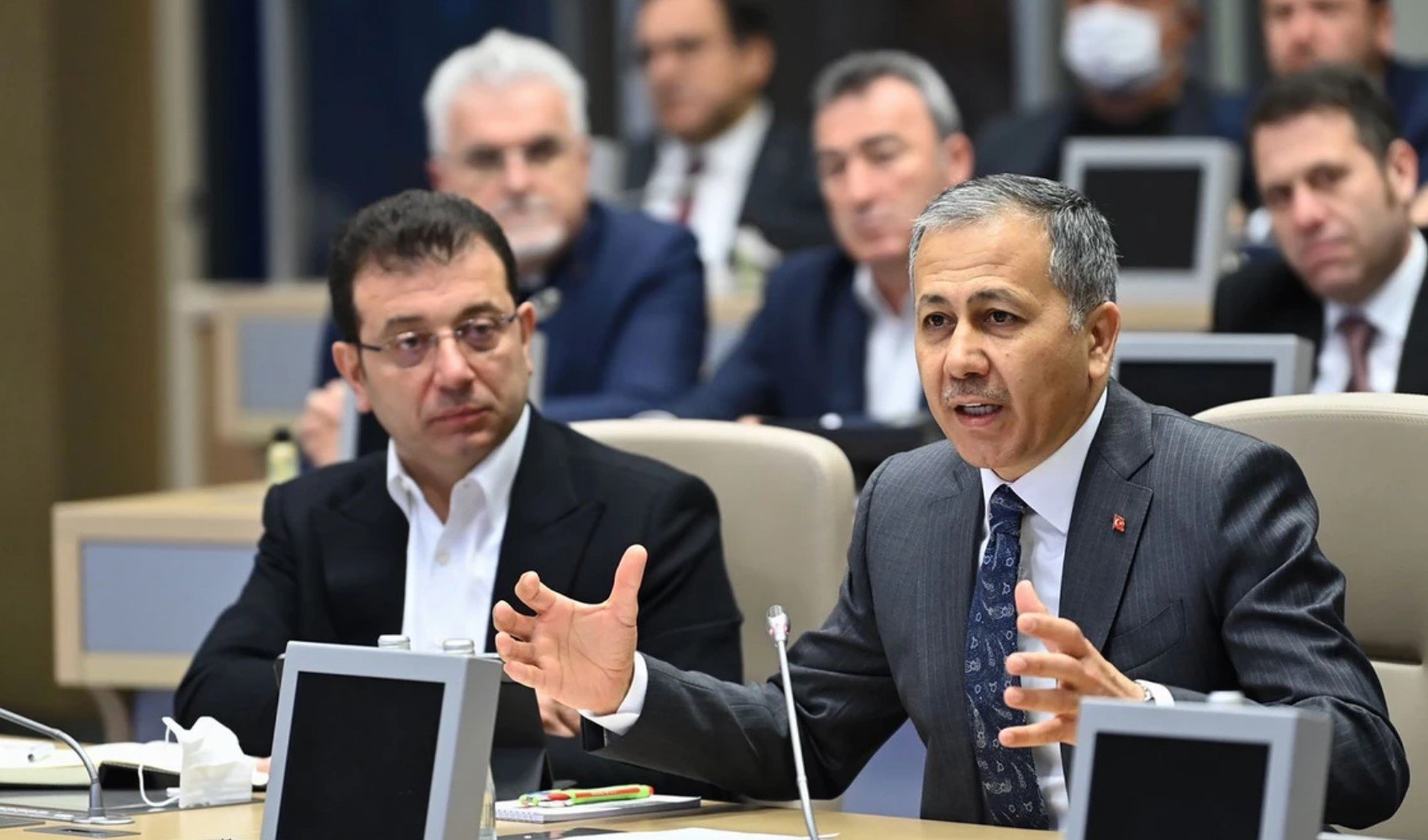 Yerlikaya'dan 'İmamoğlu afişleri' sorusuna yanıt! Sorumluluğu üstlenmedi