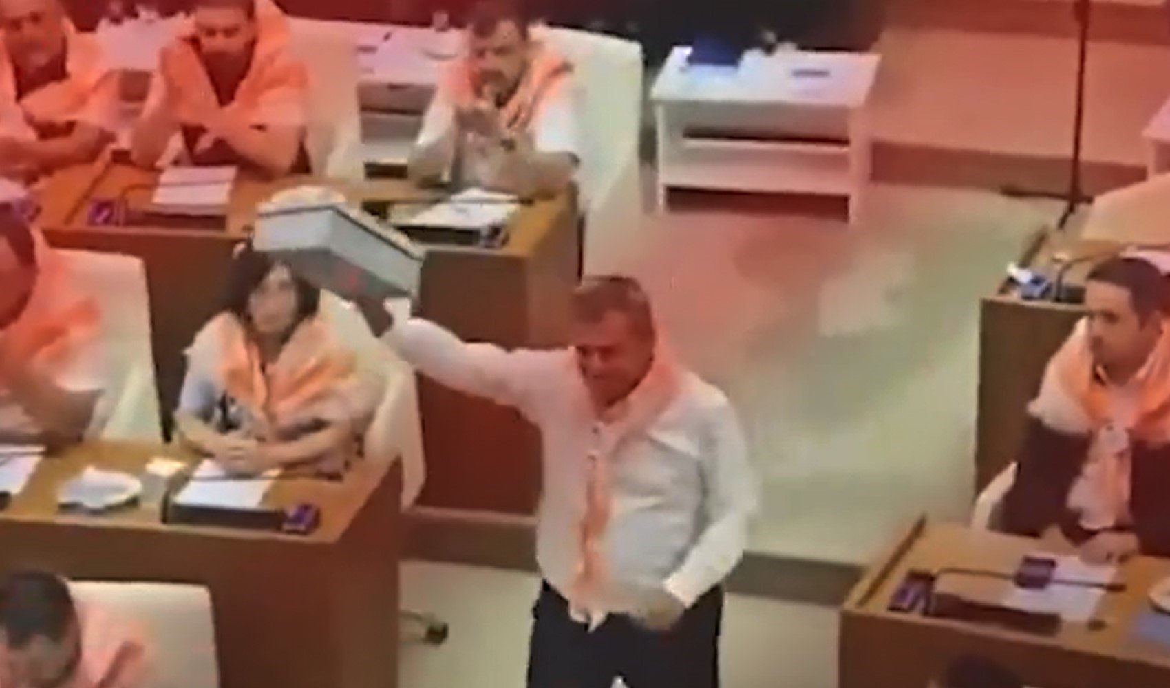 Antalya belediye meclisinde ayakkabı kutusu gerilimi yaşandı