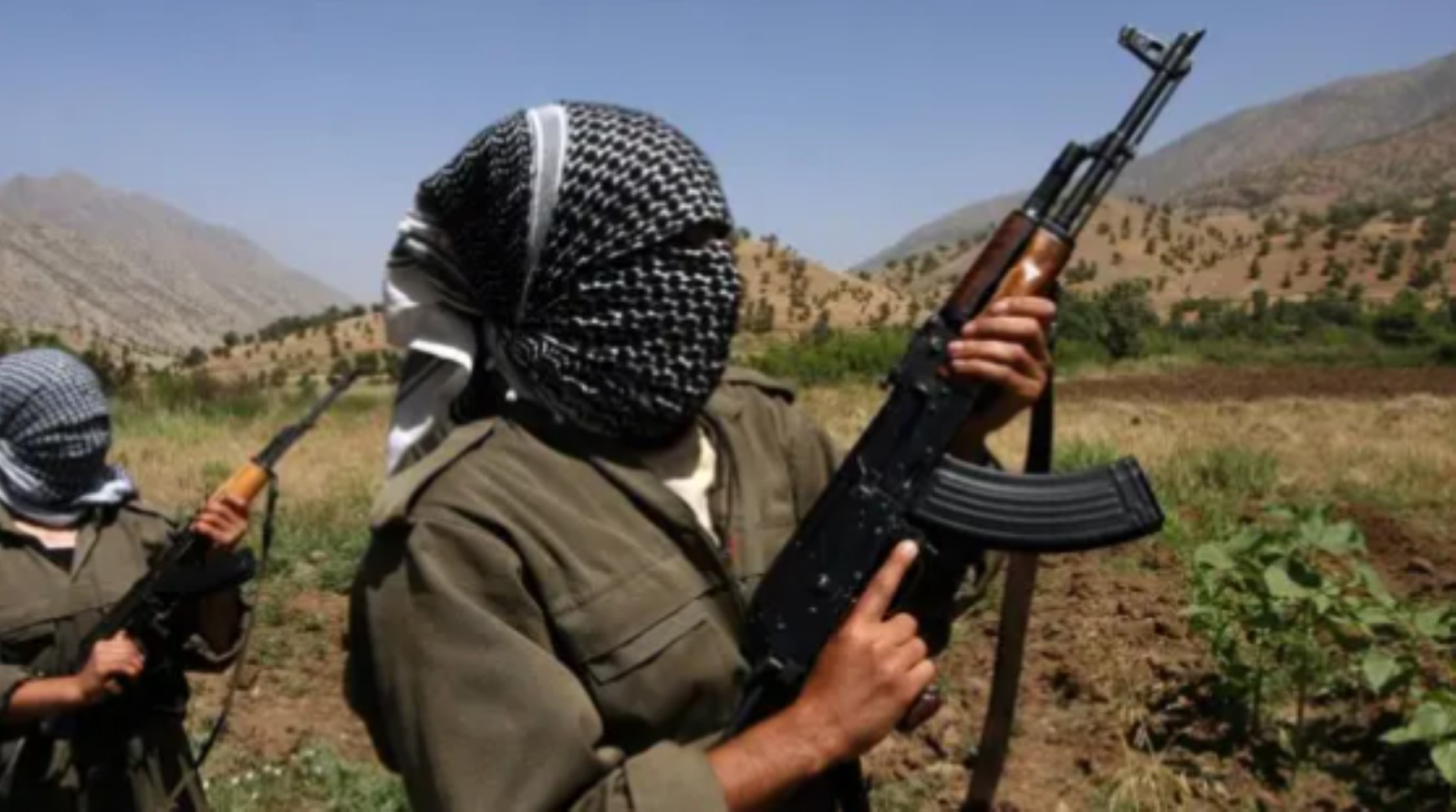PKK'dan sembolik silah bırakma! İlk terörist grup silahları yakarak imha etti: İşte ilk görüntüler