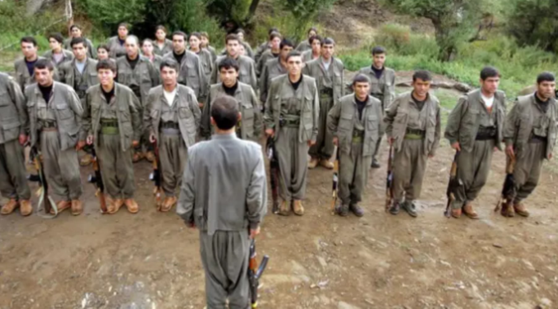 PKK'dan sembolik silah bırakma! İlk terörist grup silahları yakarak imha etti: İşte ilk görüntüler