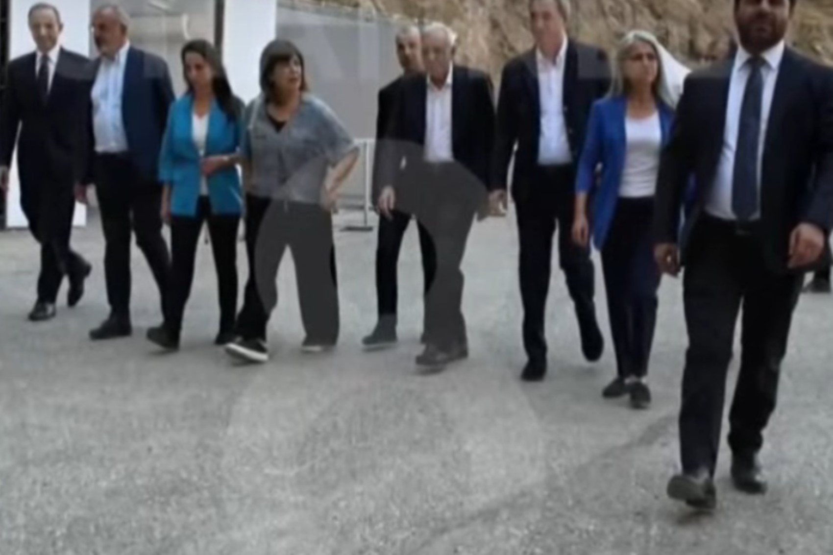 PKK'dan sembolik silah bırakma! İlk terörist grup silahları yakarak imha etti: İşte ilk görüntüler