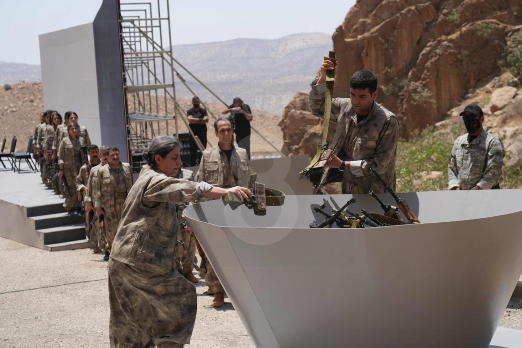 PKK'dan sembolik silah bırakma! İlk terörist grup silahları yakarak imha etti: İşte ilk görüntüler