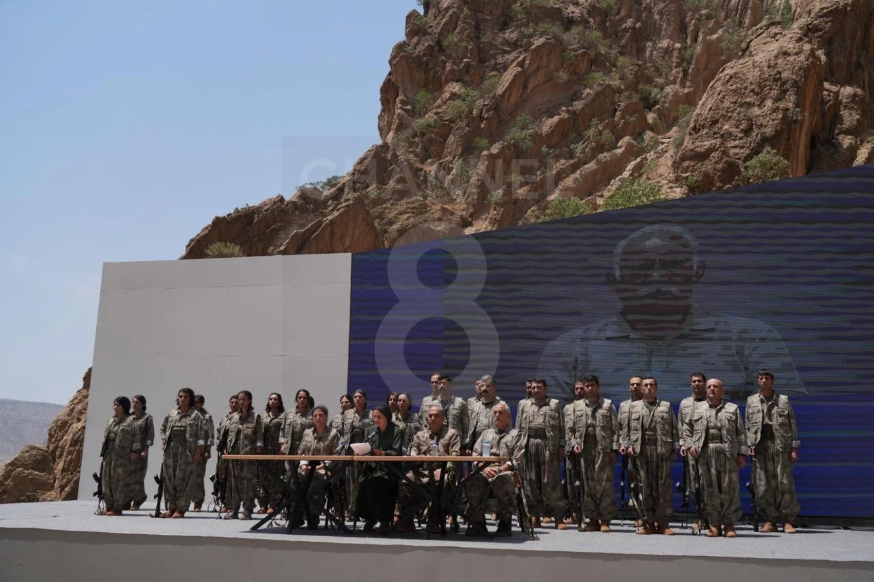 PKK'dan sembolik silah bırakma! İlk terörist grup silahları yakarak imha etti: İşte ilk görüntüler
