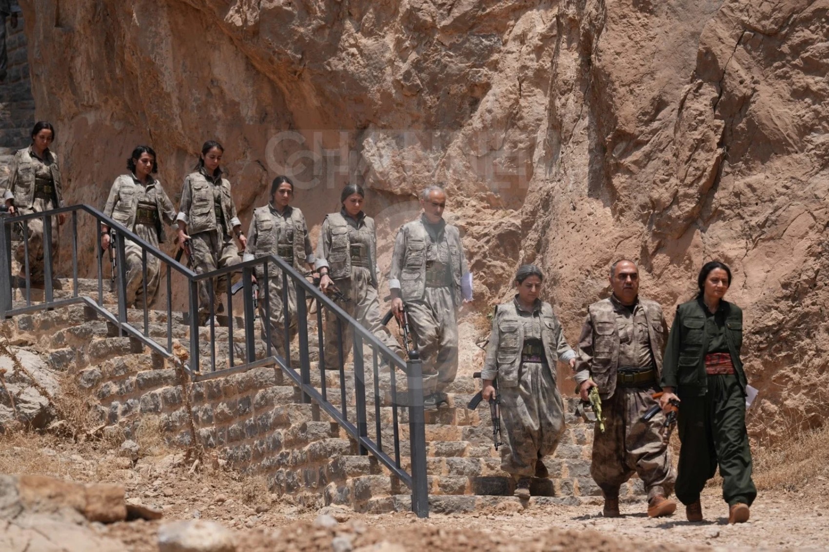 PKK'dan sembolik silah bırakma! İlk terörist grup silahları yakarak imha etti: İşte ilk görüntüler