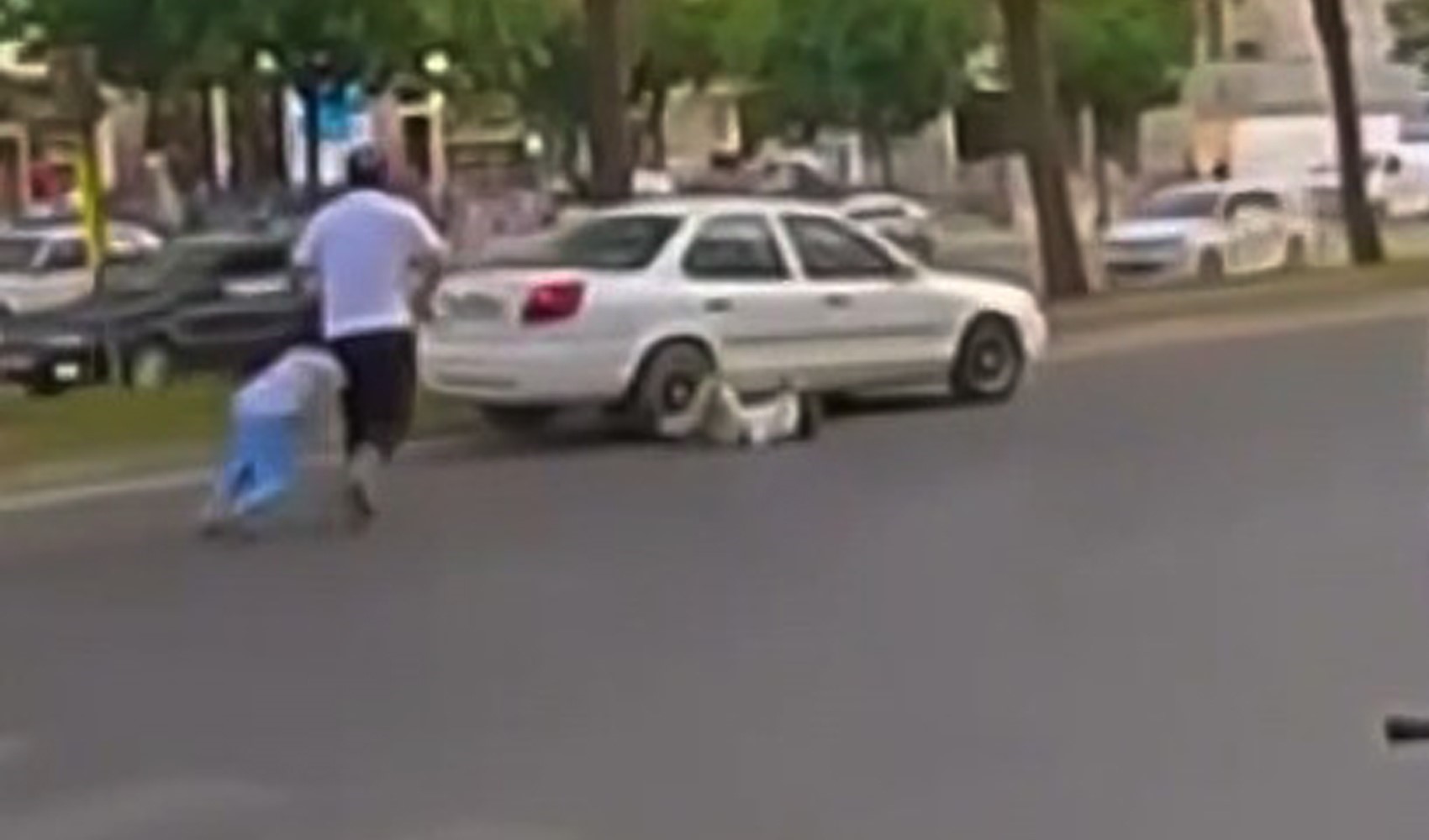 Babalarıyla yolun karşısına geçen çocuklara otomobil çarptı