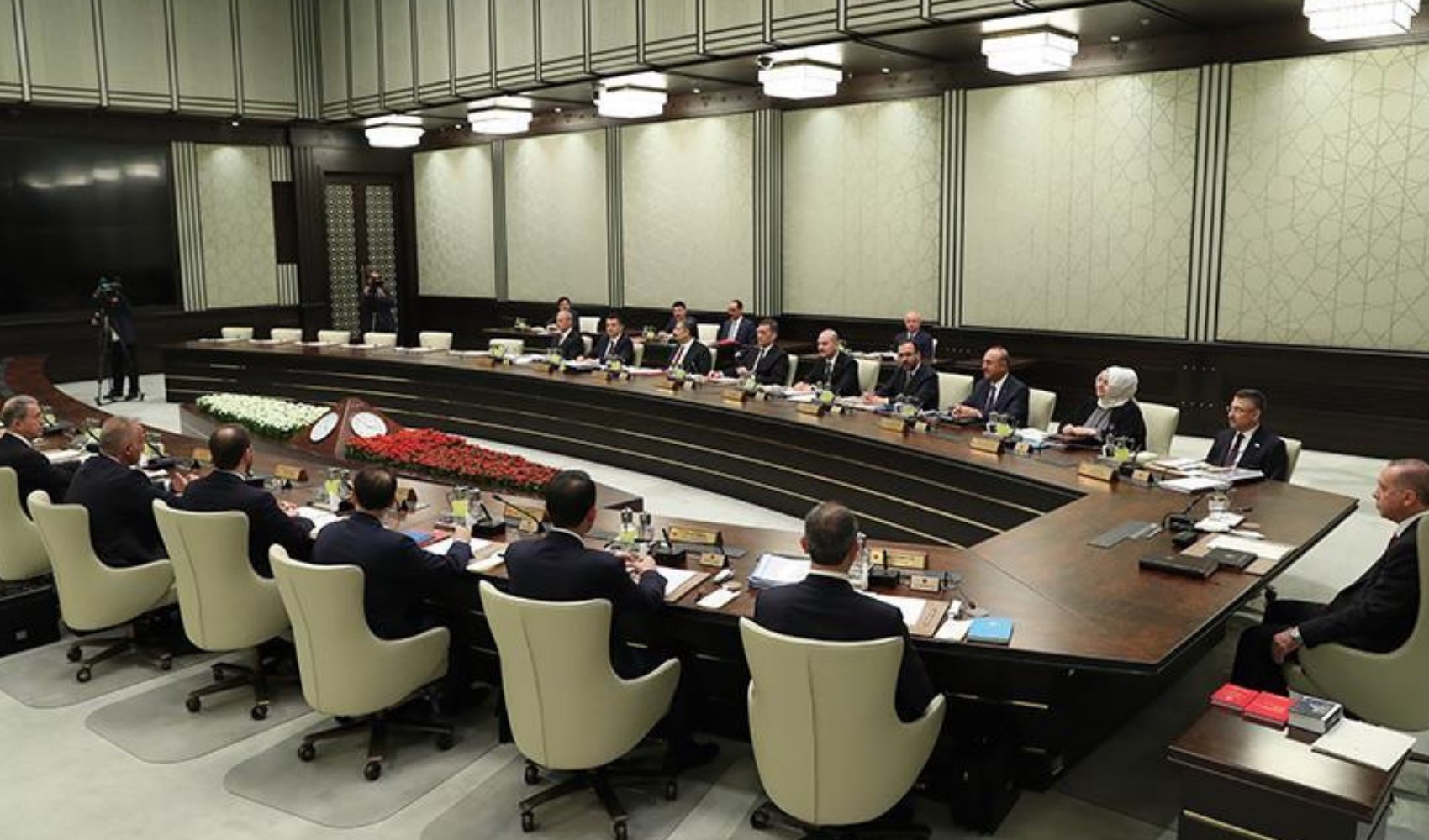 AKP’de fırtına öncesi sessizlik: Kabine yeniden şekilleniyor: 'Son 48 saatin bombaları' AKP’de fırtına öncesi sessizlik: Kabine yeniden şekilleniyor: 'Son 48 saatin bombaları'