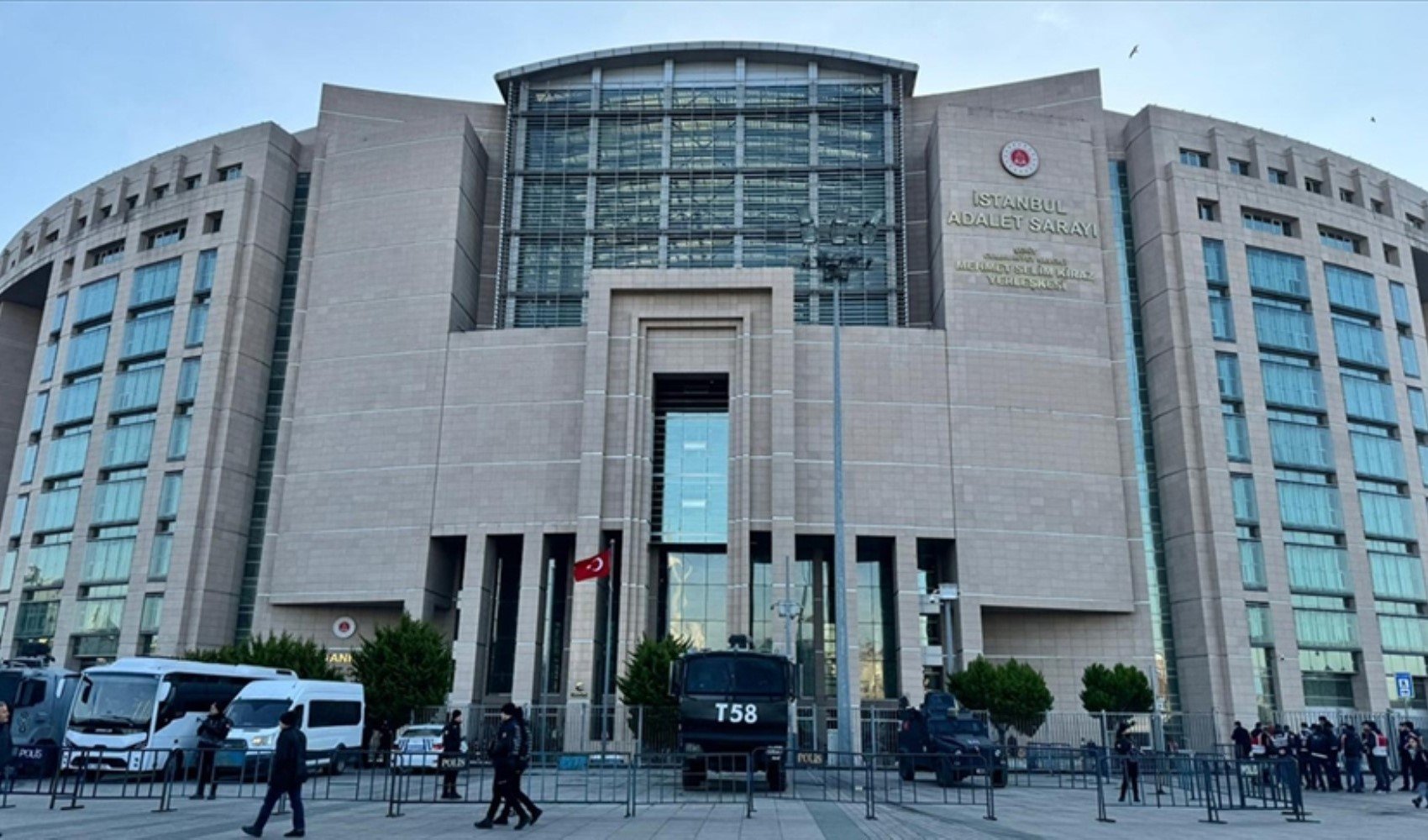 İBB operasyonlarında 8 tutuklama İBB operasyonlarında 8 tutuklama