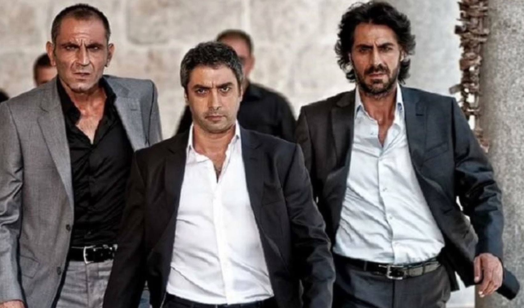Kurtlar Vadisi'nin yıldızı yangın söndürme çalışmasına katıldı