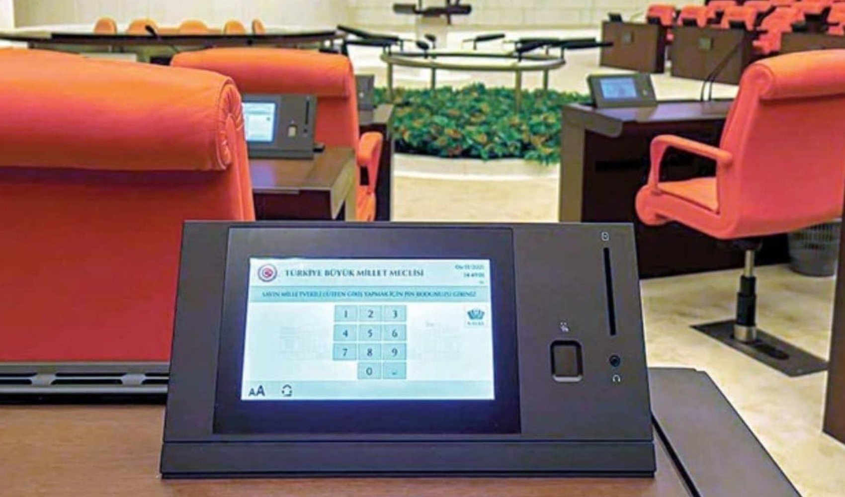 Parmağına krem süren vekil gündemde Parmağına krem süren vekil gündemde